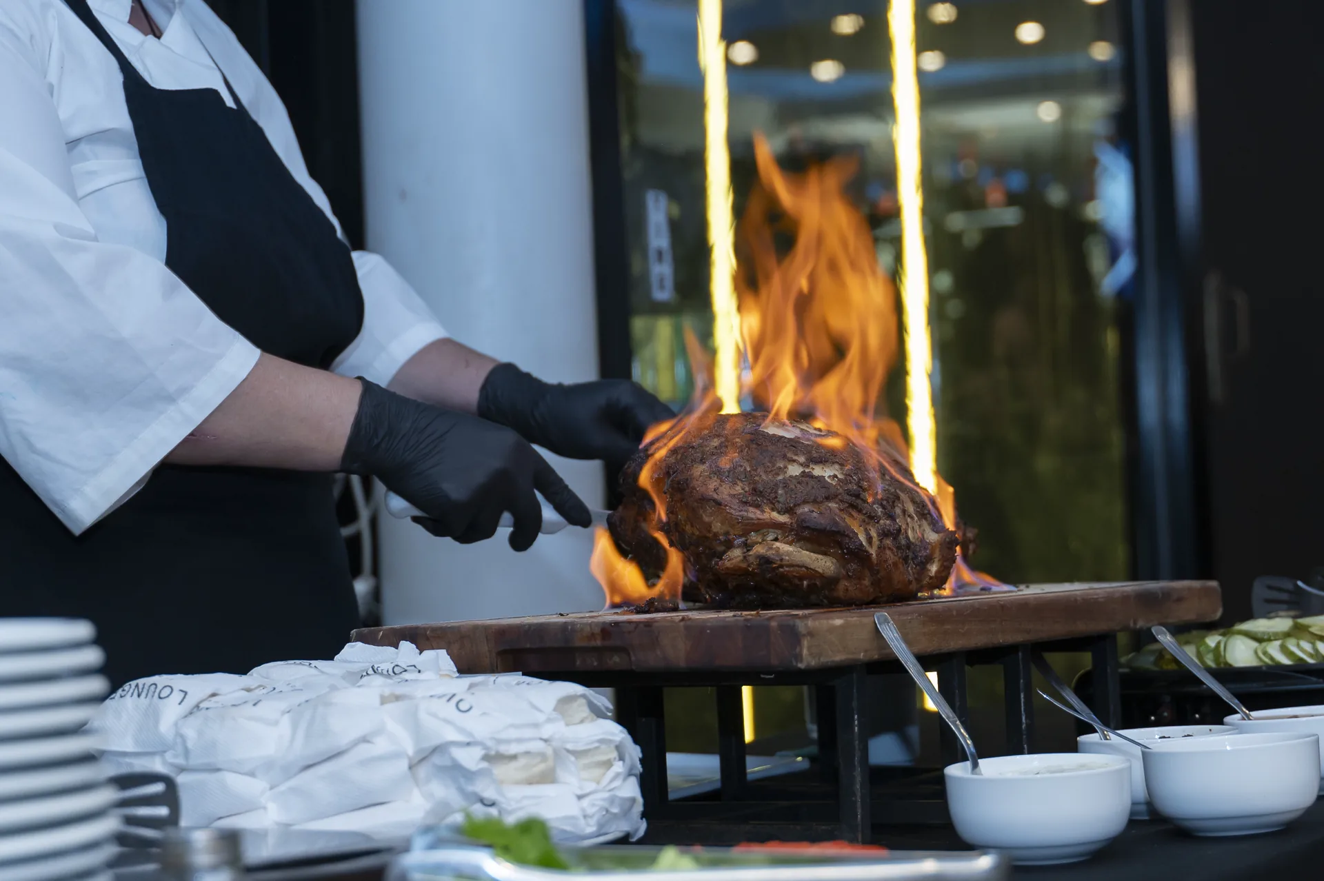Isla criolla con pernil de cerdo en recepción de casamiento