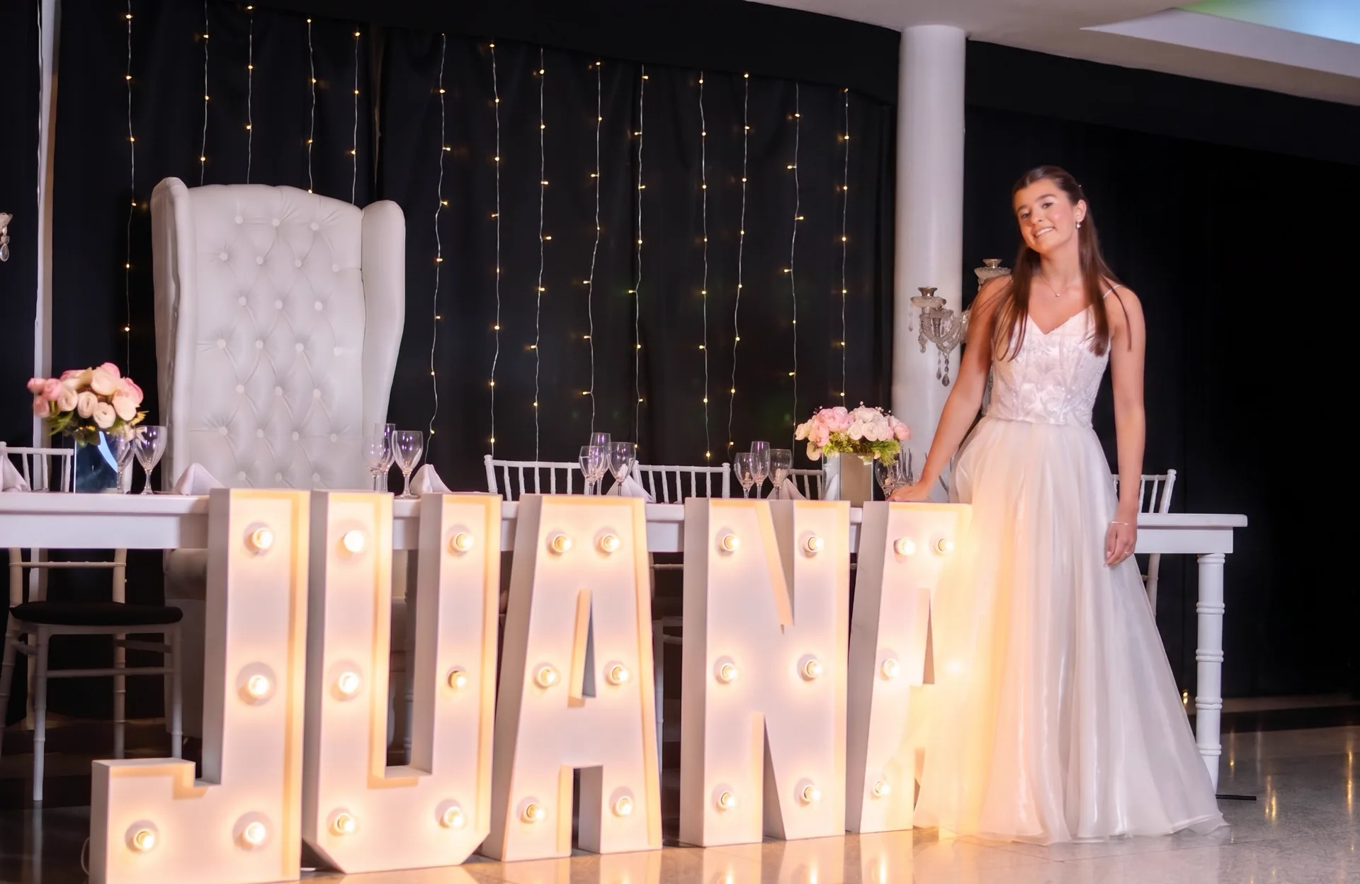 Mesa principal con sillón princesa para fiesta de 15