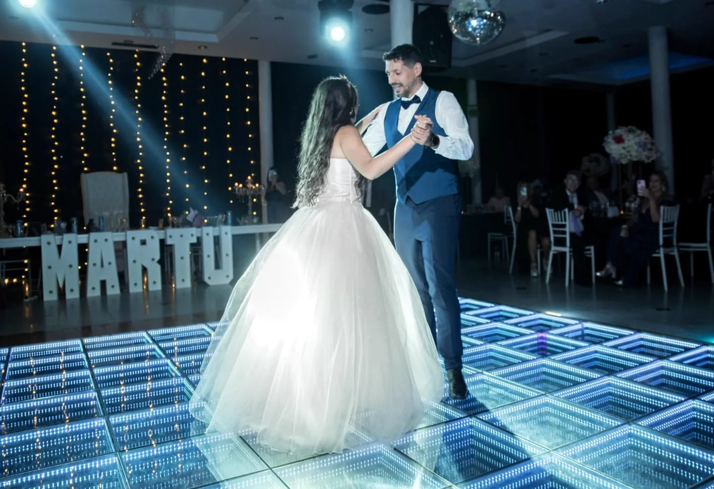 Quinceañera bailando el vals con humo bajo