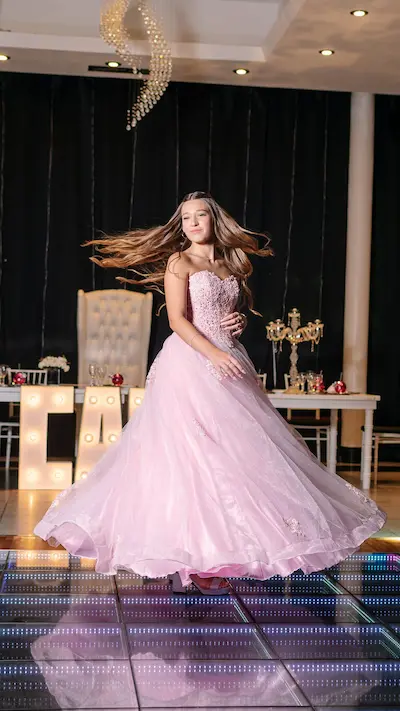 Pista de baile con iluminación LED en salón de eventos