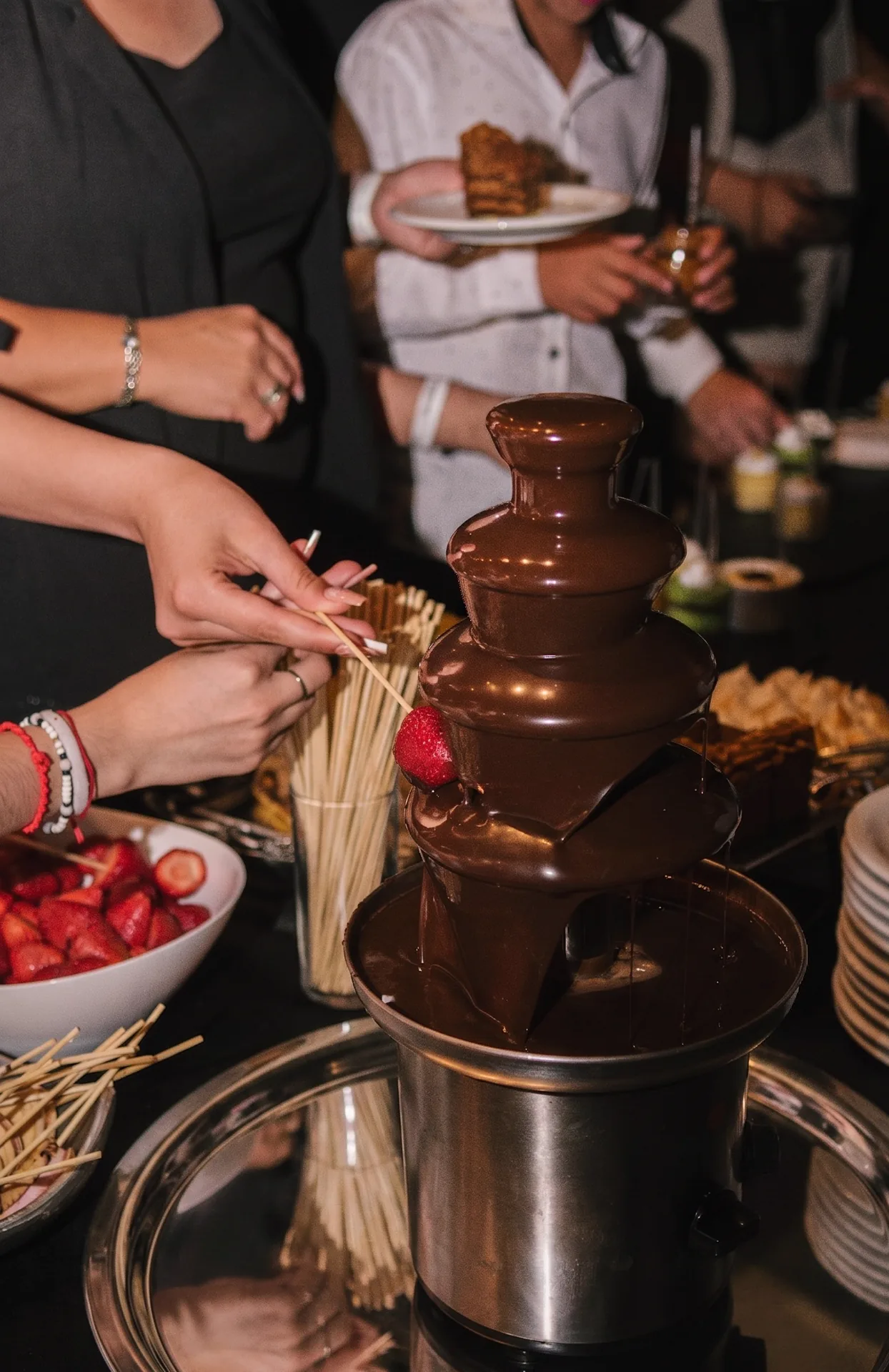 Mesa dulce con cascada de chocolate